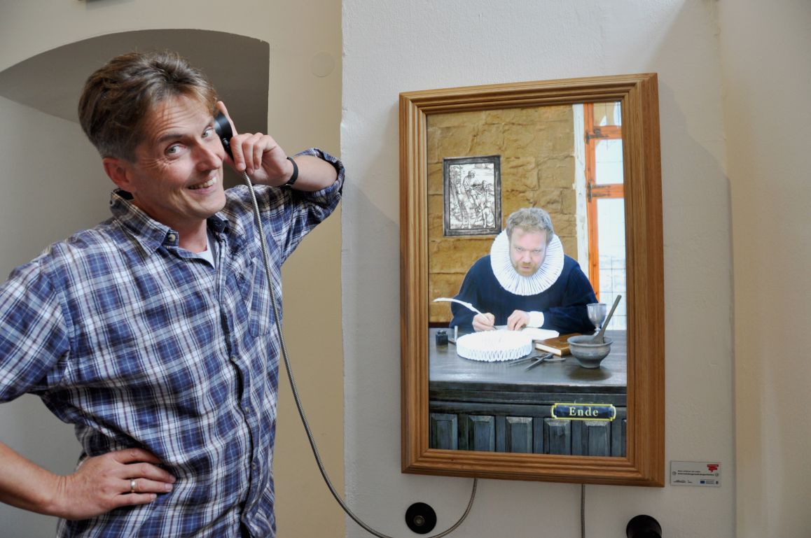 Museumspädagoge Reinhard Fromme wird „höchstpersönlich“ von Kaspar von Fürstenberg begrüßt.